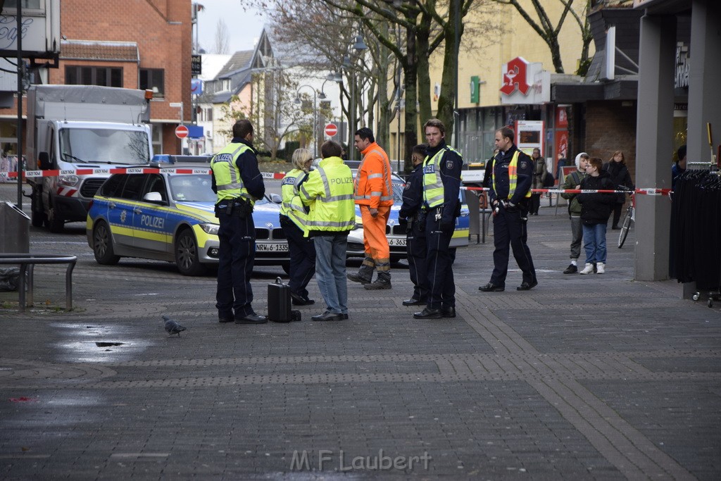 Einsatz BF Koeln Messerstecherei Koeln Porz Josefstr P56.JPG - Miklos Laubert